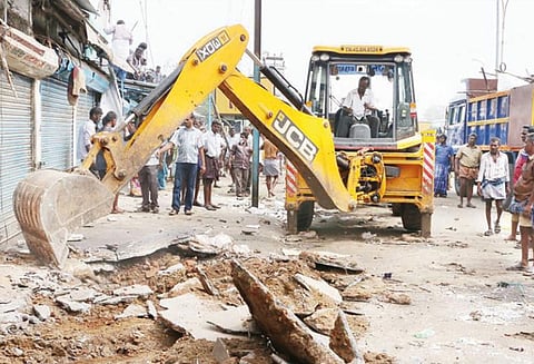 திருச்சி காந்திமார்க்கெட் பகுதியில் 75 ஆக்கிரமிப்பு கடைகள் அகற்றப்பட்டன அதிகாரிகள் நடவடிக்கை