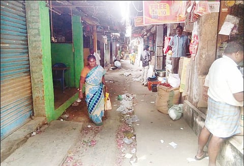 வாகனங்களில் காய்கறிகள் கொண்டுசெல்ல அனுமதி மறுப்பு ஆரணி மார்க்கெட்டில் 2-வது நாளாக கடையடைப்பு