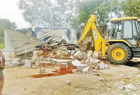 ஓமலூர் பகுதியில் அனுமதியின்றி இயங்கிய 14 சாயப்பட்டறைகள் இடித்து அகற்றம்