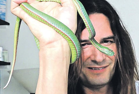 30 ஆண்டுகளாக பாம்பு விஷத்தை உடலில் ஏற்றிவரும் நபர்!