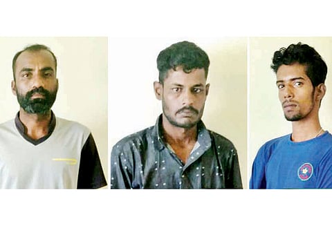 படகு பழுதானதால் கடலில் தத்தளித்த இலங்கை மீனவர்கள் நீந்தி நாகை அருகே கரை சேர்ந்தனர்