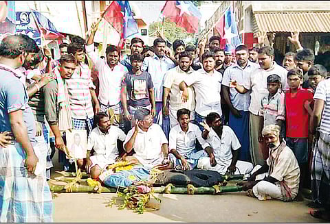 திருமாவளவன் தலைக்கு ரூ.1 கோடி அறிவிப்பு: இந்து முன்னேற்ற கழக நிர்வாகியின் உருவ பொம்மை எரித்து போராட்டம்