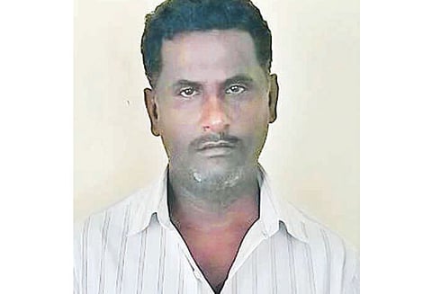 தலையை சுவரில் மோதி தாயை கொன்ற மகன் கைது சொத்து தகராறில் கொடூரம்