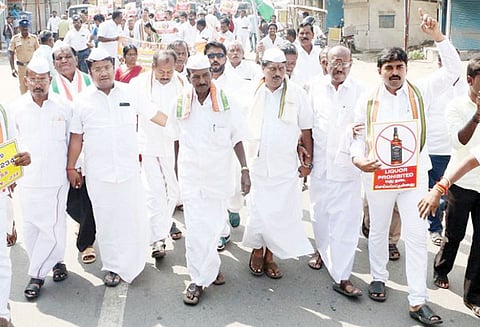 ஆர்.கே.நகர் இடைத்தேர்தலில் தி.மு.க. வெற்றி பெறும் நடைபயணம் சென்ற குமரிஅனந்தன் பேட்டி