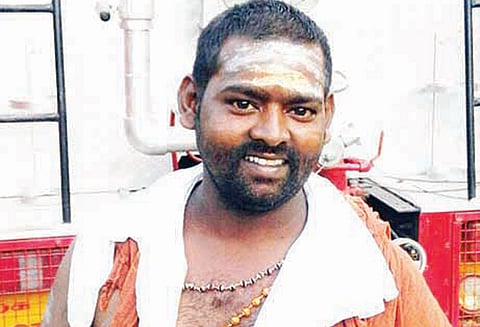 யாரும் உதவ முன்வரவில்லை ஒருவரை மீட்டேன்; மற்றொருவர் தண்ணீரில் அடித்து செல்லப்பட்டார்