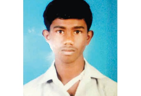 குளத்தில் மூழ்கி மாணவர் சாவு நண்பர்களுடன் குளித்த போது பரிதாபம்