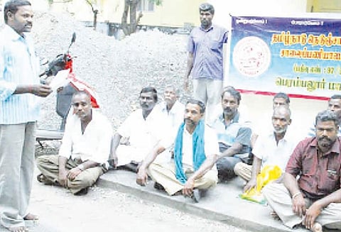 சாலை பணியாளர்களுக்கு அரசின் நேரடி நிதியிலிருந்து ஊதியம் வழங்க வேண்டும்