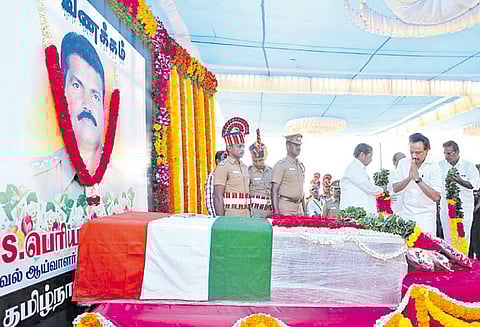 ராஜஸ்தானில் கொள்ளையர்களால் சுட்டுக்கொல்லப்பட்ட இன்ஸ்பெக்டரின் உடல் அரசு மரியாதையுடன் அடக்கம்