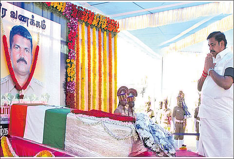 இன்ஸ்பெக்டரின் உடல் அரசு மரியாதையுடன் அடக்கம்