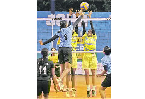 மாநில கைப்பந்து போட்டி: அரைஇறுதியில் கோபி அணி