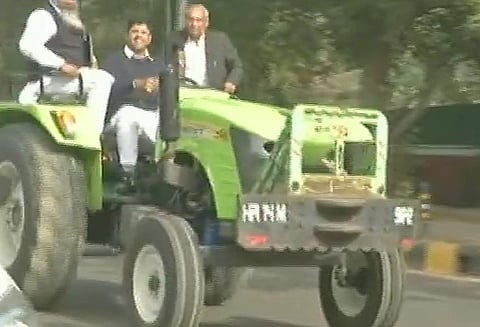 பரபரப்பான அரசியல் சூழலில் பாராளுமன்ற குளிர் கால கூட்டத்தொடர் துவங்கியது