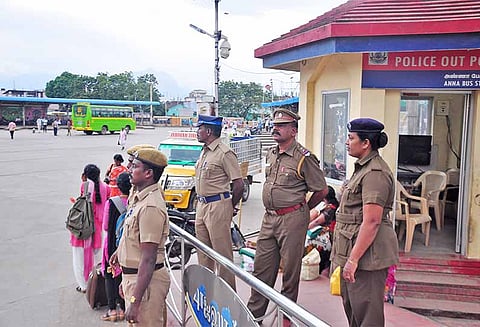 ஓகி புயல் பாதிப்பு கன்னியாகுமரி மாவட்டத்தில் கடை அடைப்பு போராட்டம் இயல்பு வாழ்க்கை பாதிப்பு