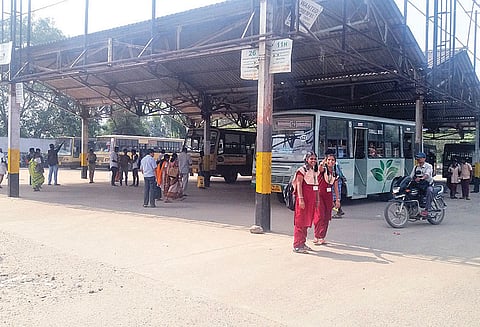 அய்யப்பன்தாங்கல் பஸ் நிலையத்தில் இருக்கைகள் அமைக்க கோரிக்கை
