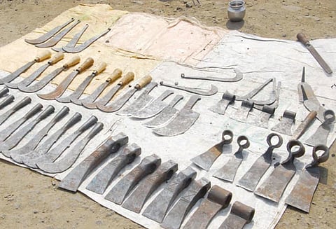 அரிவாள்-கோடரி உள்ளிட்ட இரும்பு கருவிகளை செய்து விற்கும் வடமாநில குடும்பத்தினர்