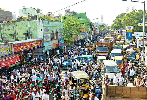 ஆர்.கே.நகர்: பணம் பட்டுவாடா புகாரில் 10 பேர் பிடிபட்டனர்