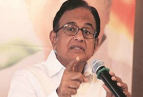 மத்திய அரசின் மீது முதல் அமைச்சர் அச்சம்; அதிகாரத்தினை மீறுகிறார் ஆளுநர்: டுவிட்டரில் ப. சிதம்பரம் கருத்து