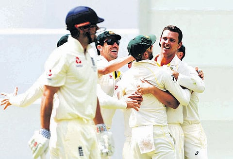 இங்கிலாந்துக்கு எதிரான ஆஷஸ் 3-வது டெஸ்ட்: வெற்றியை நோக்கி ஆஸ்திரேலியா