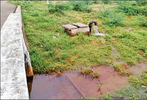 திருப்பரங்குன்றம் அருகே குழாய்கள் உடைந்து வைகை குடிநீர் வீணாகும் அவலம்