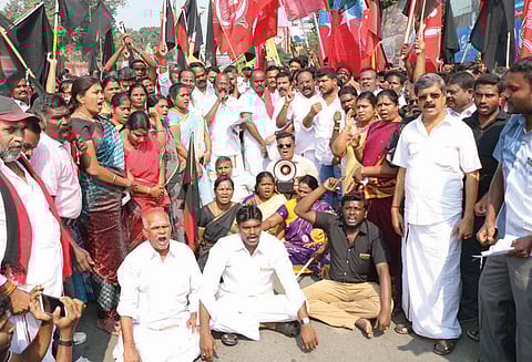 கவர்னரின் ஆய்வுக்கு எதிர்ப்பு தெரிவித்து தி.மு.க.வினர் கருப்புகொடி ஆர்ப்பாட்டம்