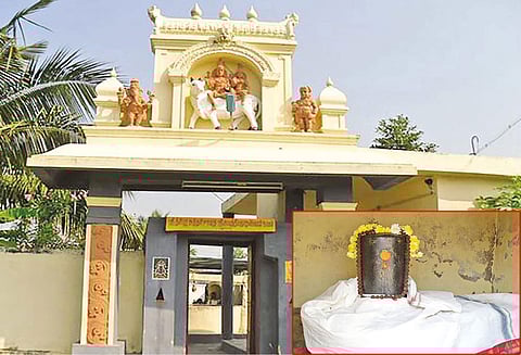 சாளரம் வழியே ஈசனை வழிபடும் நந்தி