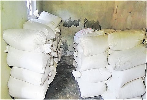 பதுக்கி வைத்திருந்த ரேஷன் அரிசி சிக்கியது