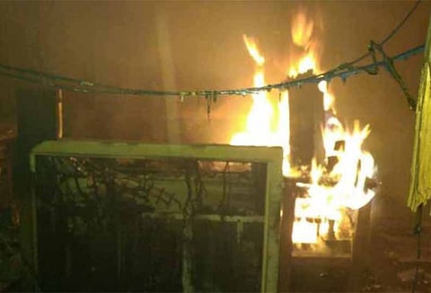 பீகார் ரெயில் நிலையத்தில் நக்சலைட்டுகள் தாக்குதல் : 2 ரெயில்வே அதிகாரிகள் கடத்தல்