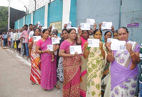அனைத்து வாக்குச்சாவடிகளும் தலைமைச் செயலகத்தில் இருந்து கண்காணிக்கப்பட்டு வருகிறது- தேர்தல் ஆணையம்