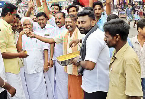 2 ஜி வழக்கில் இருந்து கனிமொழி, ராசா விடுதலை: தி.மு.க.வினர் இனிப்பு வழங்கி கொண்டாட்டம்