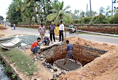 தேசிய நெடுஞ்சாலையோரத்தில் குழாய்கள் பதிக்கும் பணி தீவிரம்