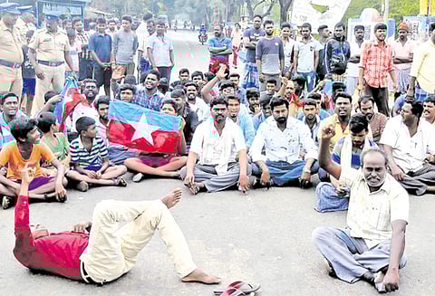 ஊத்துக்கோட்டை அருகே அம்பேத்கர் சிலை சேதம்; நடவடிக்கை எடுக்கக்கோரி மறியல் போக்குவரத்து பாதிப்பு