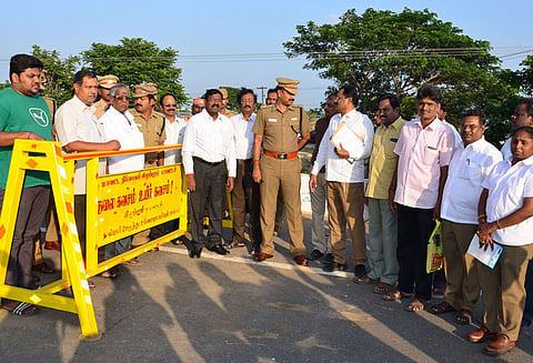 தேசிய நெடுஞ்சாலைகளில் இரும்பு தடுப்புகள் அமைக்கும் பணி