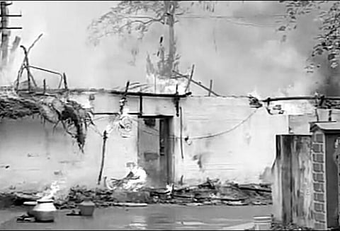 6 கூரைவீடுகள் தீயில் எரிந்து சாம்பல் ரூ. 6 லட்சம் பொருட்கள் சேதம்