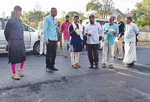 ஊட்டி, குன்னூர் பகுதிகளில் சாலை சீரமைப்பு பணிகளை கலெக்டர் ஆய்வு