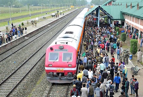 காஷ்மீரில் ரத்து செய்யப்பட்ட ரெயில் சேவை மீண்டும் செயல்பட தொடங்கியது