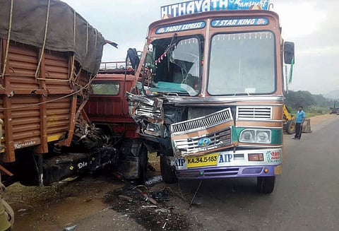 லாரிகள் நேருக்கு நேர் மோதல்; 3 பெண் பக்தர்கள் பலி 17 பேர் படுகாயம்