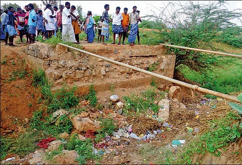 இறந்தவரின் உடலை எடுக்காமல் கிராம மக்கள் போராட்டம்