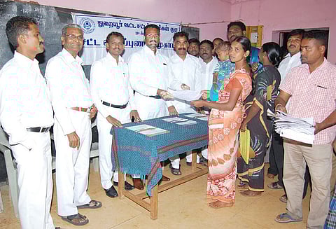 விழிப்புணர்வு இல்லாத காரணத்தால் மலைவாழ் மக்கள் சுரண்டப்படுகிறார்கள்