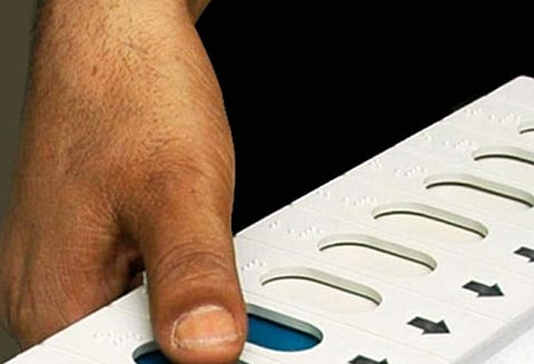 ஆர்.கே. நகர் இடைத்தேர்தல்: தபால் வாக்கு முடிவில் தி.மு.க. முன்னிலை