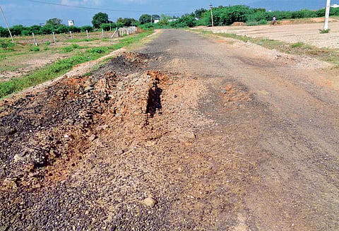 இணைப்பு சாலை குண்டும் குழியுமாக உள்ளதால் பொதுமக்கள் அவதி
