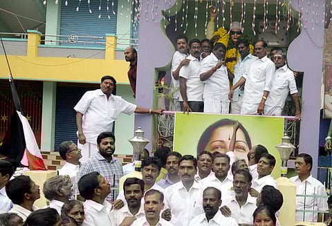 கடலூரில் எம்.ஜி.ஆர். சிலைக்கு அரசியல் கட்சியினர் மாலை அணிவிப்பு