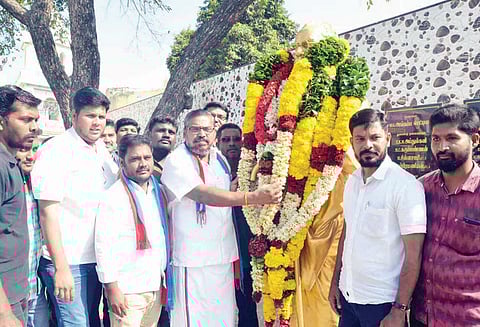 பெரியார் சிலைக்கு அரசியல் கட்சியினர் மாலை அணிவித்து மரியாதை