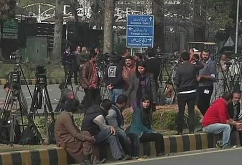 பலத்த பாதுகாப்புக்கிடையே குல்பூஷன் ஜாதவுடன் சற்று நேரத்தில் அவரது குடும்பத்தினர் சந்திப்பு