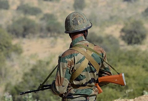 காஷ்மீர்: பாதுகாப்பு படையினர் நடத்திய என்கவுண்டரில் ஒரு பயங்கரவாதி சுட்டுக்கொலை