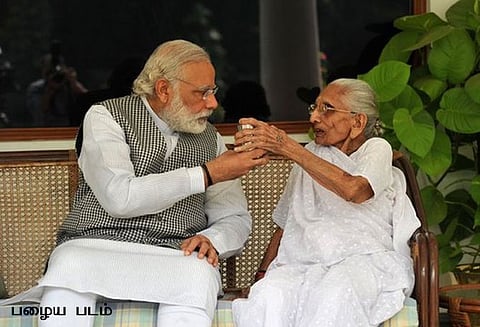 குஜராத் முதல்வர் பதவியேற்பு விழாவில் கலந்து கொள்வதற்கு முன் தாயாரிடம் ஆசி வாங்கிய பிரதமர்