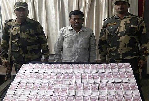 புதிய 2000 ரூபாய் கள்ளநோட்டுகளுடன் ஒருவரை எல்லைப் பாதுகாப்பு படை கைது செய்தது