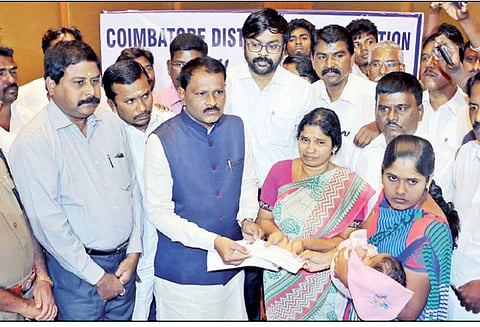 கோவையில் விஷவாயு தாக்கி பலியான 3 பேர் குடும்பத்துக்கு தலா ரூ.10 லட்சம்