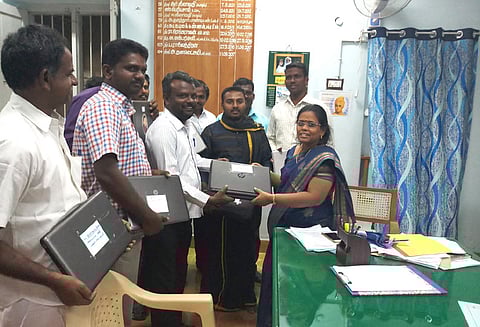 மடிக்கணினிகளை தாசில்தாரிடம் ஒப்படைத்த கிராம நிர்வாக அலுவலர்கள்