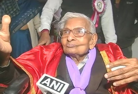 பீகார்: நாளந்தா பல்கலைக்கழகத்தில் பயின்று 98 வயதில் முதுகலை பட்டம் பெற்ற முதியவர்