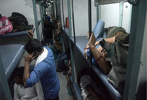 கீழ் படுக்கை, ஜன்னலோர இருக்கைக்கு இனி கூடுதல் கட்டணம்? ரெயில்வே துறை மறுப்பு