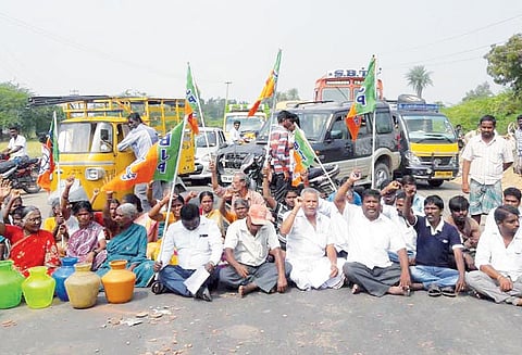 குடிநீர் வராததை கண்டித்து பொதுமக்களுடன் பா.ஜ.க.மறியல்